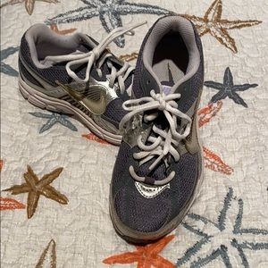 Women’s Size 6 Gray & Silver Nike Sneakers
